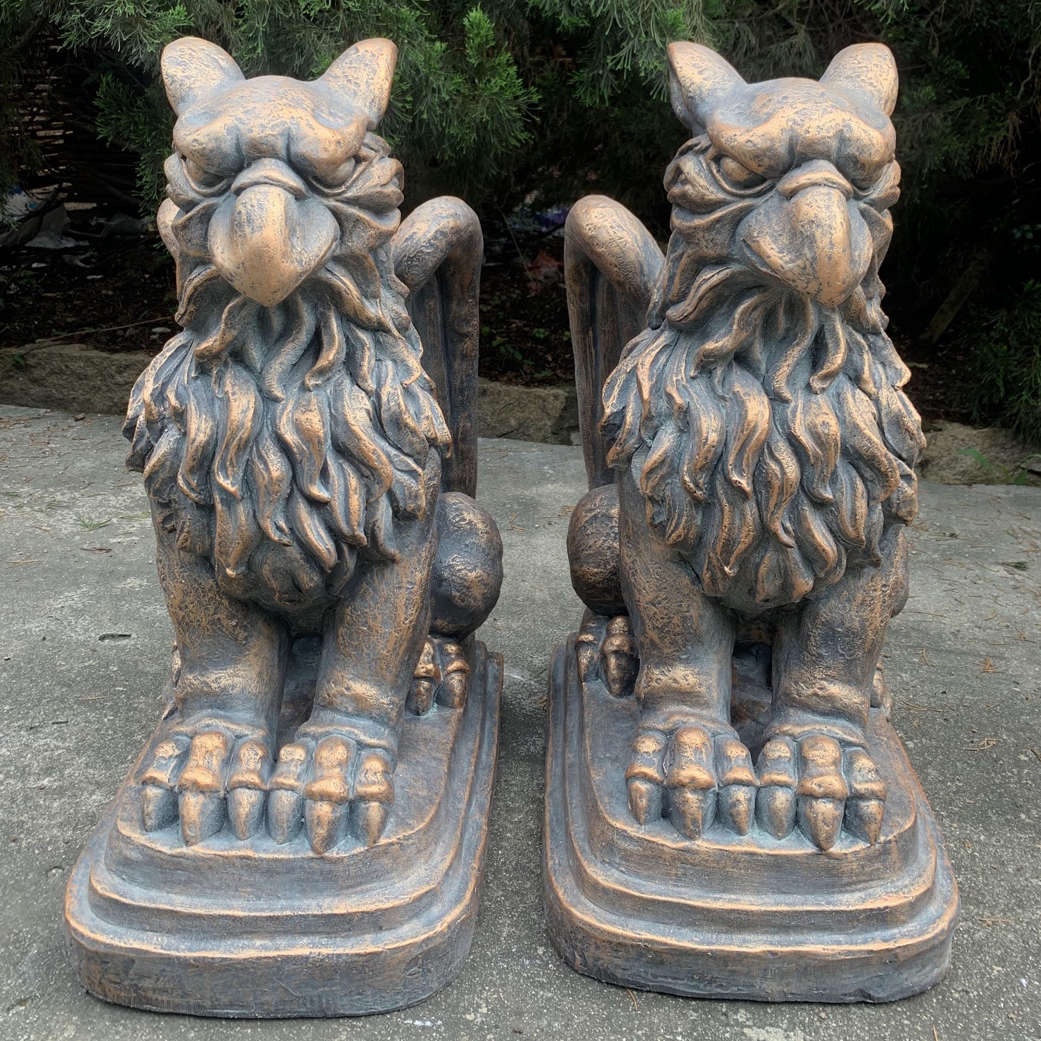 Set of 2 Magnesium Griffin Statues "Peter & Lois"