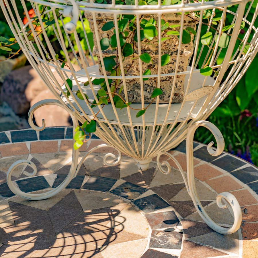 Set of 2 Metal Heart-Shaped Cage Plant Stands "Ariyanna" - Image 8