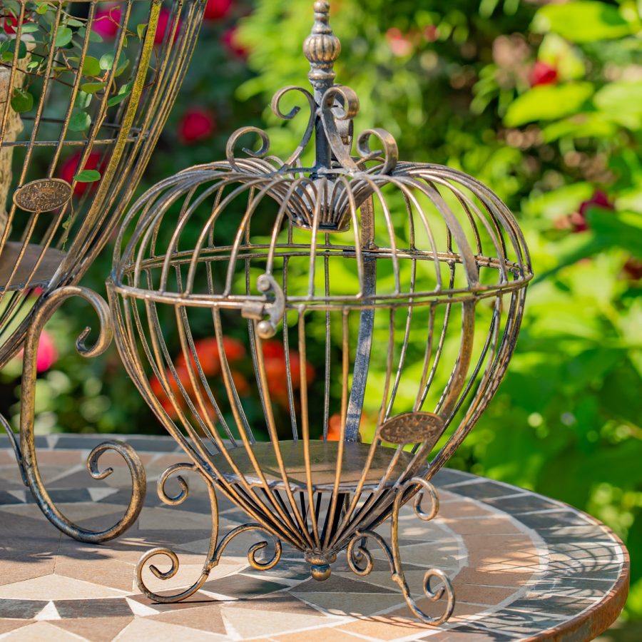 Set of 2 Metal Heart-Shaped Cage Plant Stands "Ariyanna" - Image 11